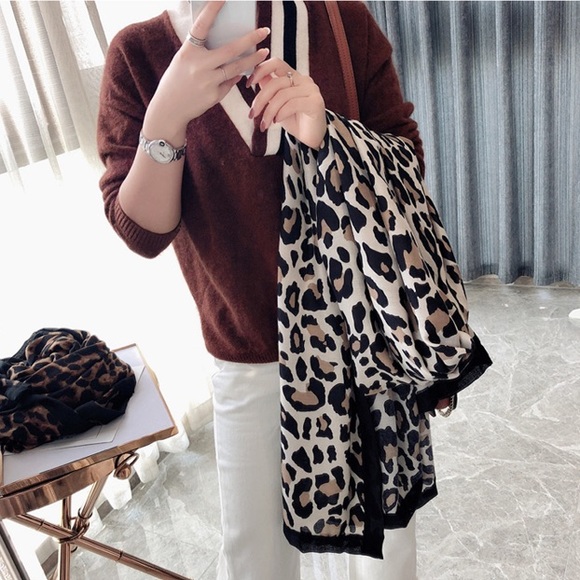 New! Large Animal Print Scarf - Picture 4 of 11